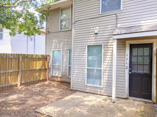 Building Photo - IMMEDIATE MOVE IN!!!  AMAZING 4 BED/3.5 BA...