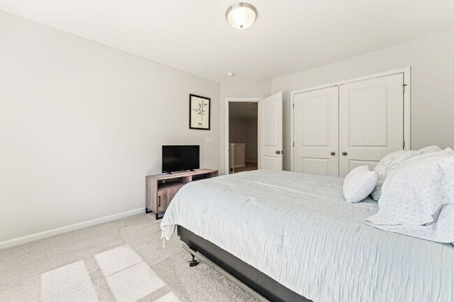 Building Photo - Sleek & Stylish 3 Bed, 2.5 Bath Townhome in Prime Location $2,050/mo rent