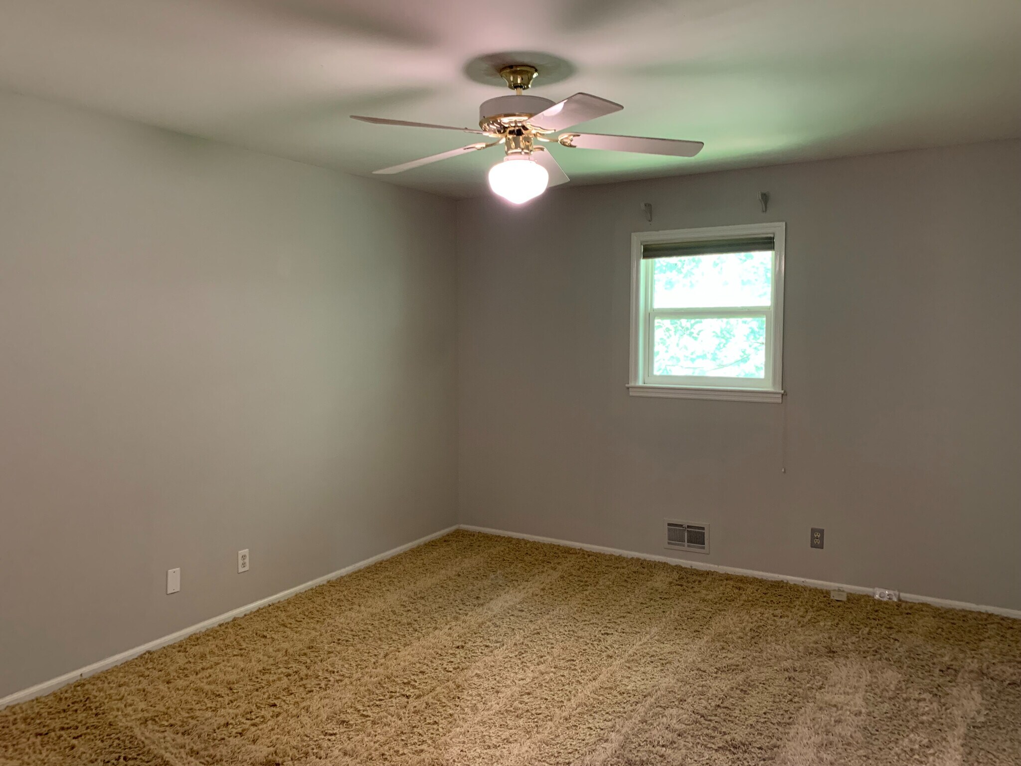 Building Photo - Room in House on Woodstock Rd