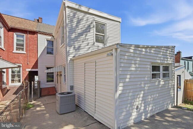 Building Photo - 624 Poplar St