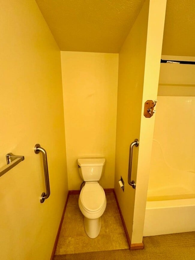 Building Photo - 2 Bedroom, 2 Bathroom Townhouse