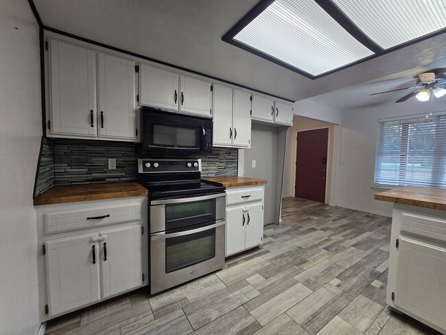 Building Photo - 4 bedroom 2 bath home in Seminole!