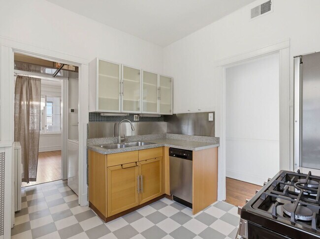 Building Photo - 5108 S Woodlawn Ave