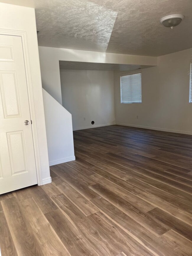 Building Photo - 3 Bed 2.5 Bath in Vernal!!