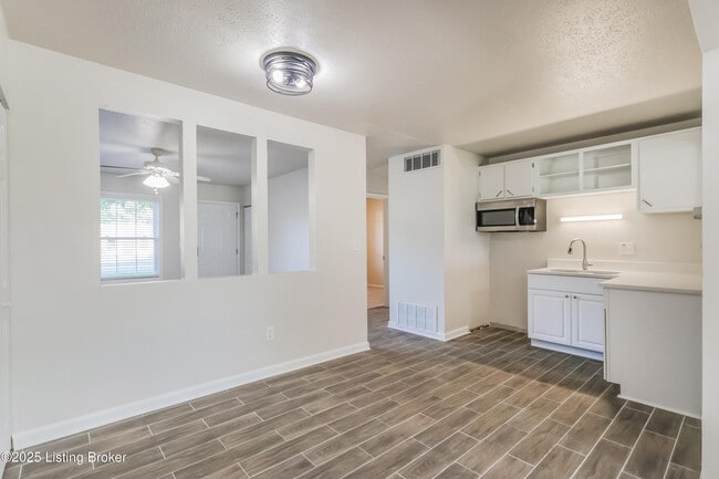 Building Photo - 10795 Millers Ln
