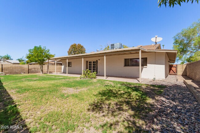 Building Photo - 1049 E Carter Dr