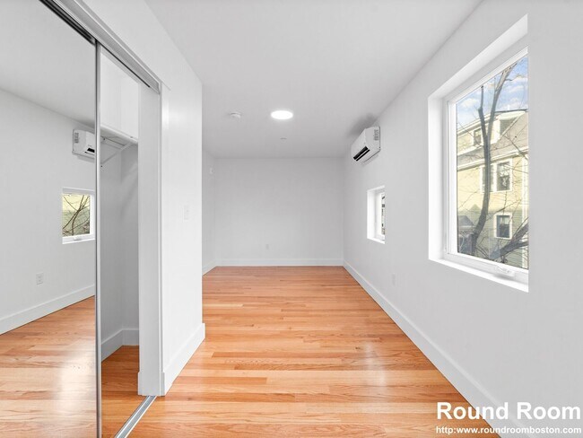 Building Photo - Renovated 3 bed 2.5 bath in Cambridge