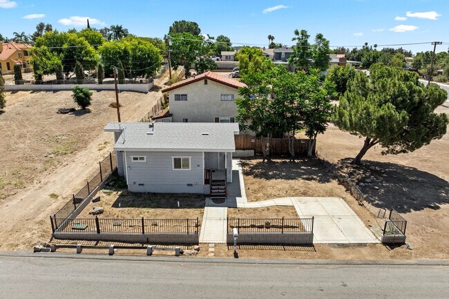 Building Photo - Enjoy Lake Views from This Cozy 1 Bed, 1 Bath Home