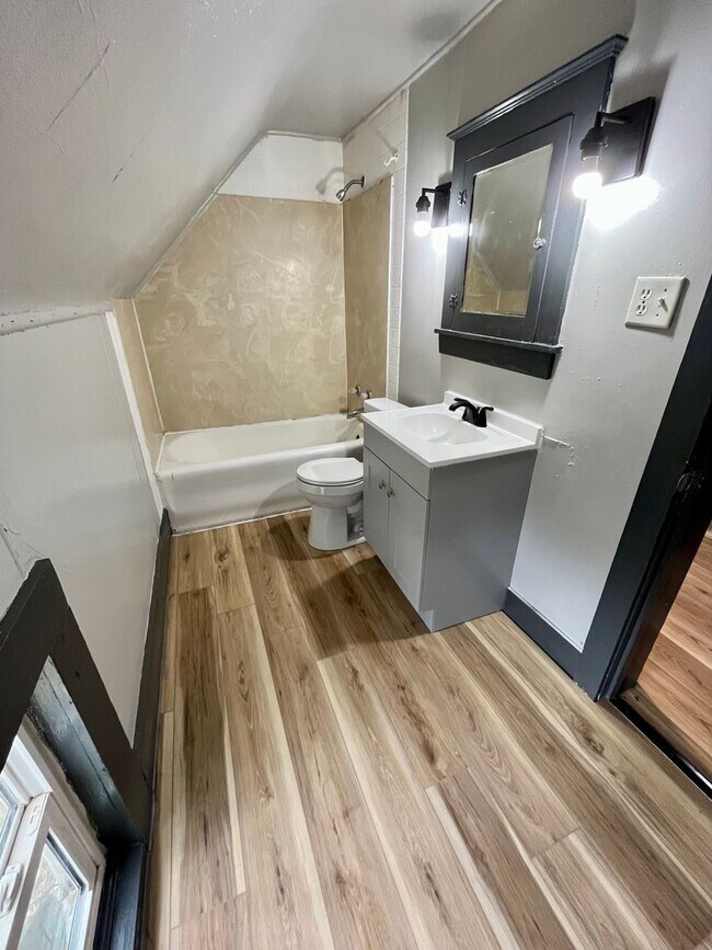 Building Photo - 4 Bedroom / 1 Bathroom House for Rent