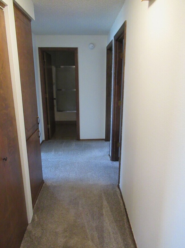 Building Photo - Two Bedroom Apt. w/ Washer and Dryer