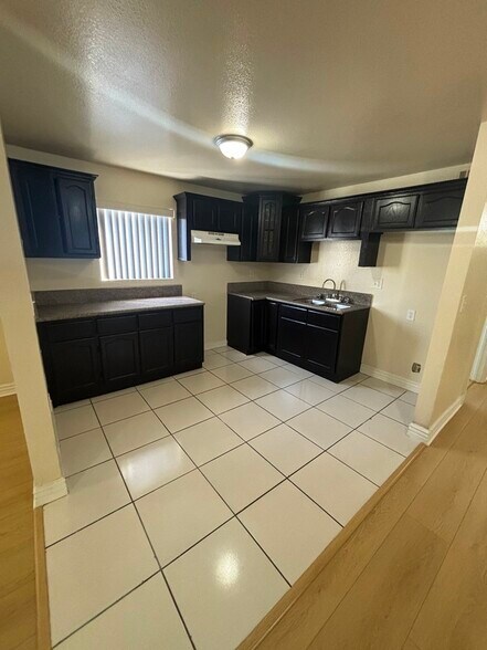 Building Photo - 828 W 71st St