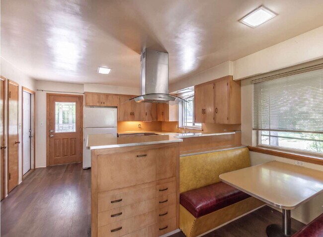Building Photo - Spacious 3 bed 3 bath home