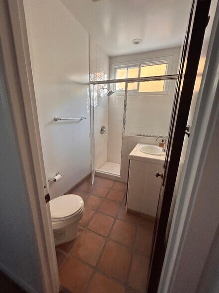 Building Photo - 1326 N Laurel Ave