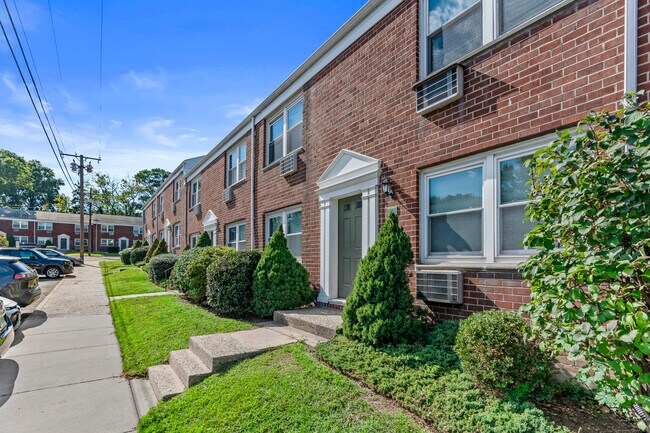 Building Photo - 28 Hamilton Ct