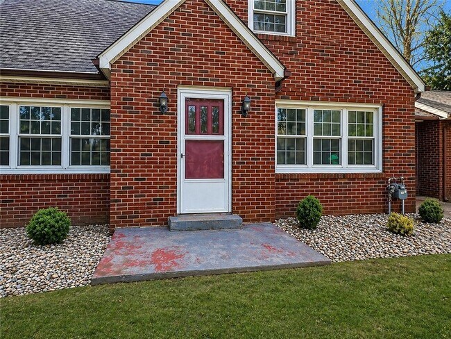 Building Photo - 1060 S Hermitage Rd