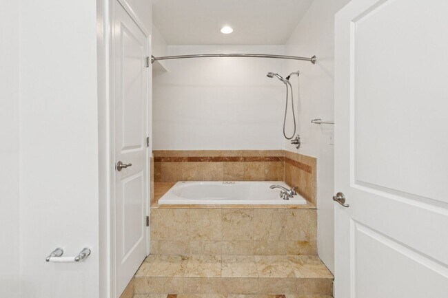 Building Photo - Beautiful 3 bedroom house with Private bac...