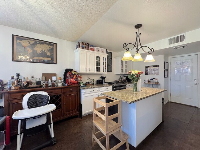 Building Photo - East El Paso 4 bed Refrig A/C w/Gorgeous L...