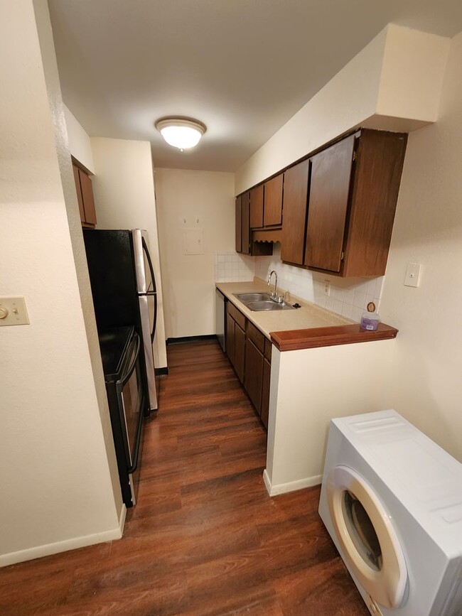 Building Photo - Huntington Condominiums, ground level, immaculate 1BR, 1BTH. Near biking/walking trails!