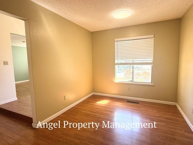 Building Photo - 2208 Begonia Ct