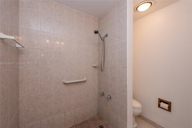 Building Photo - 10784 N Kendall Dr