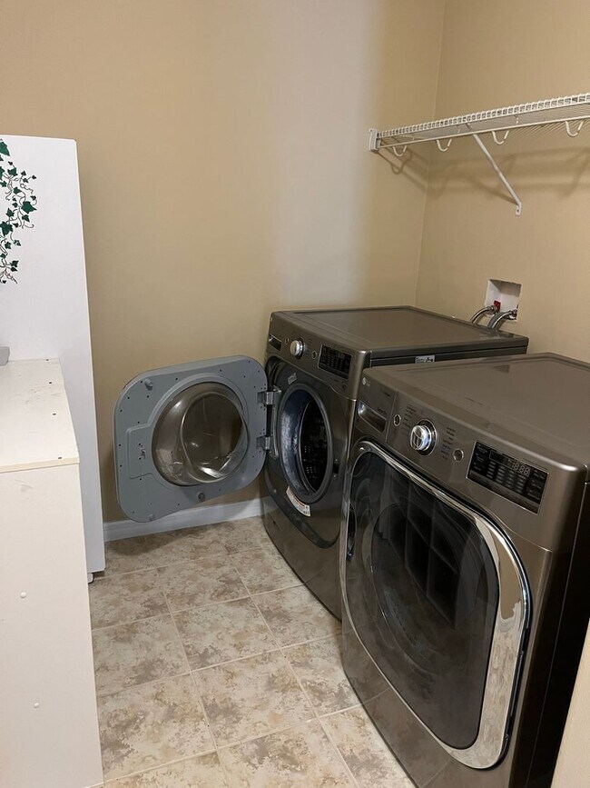 Building Photo - Available Mid May! Spacious 4/2 Single Fam...