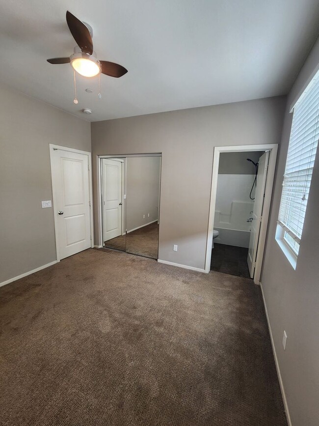 Building Photo - Gorgeous two bedroom home with 2.5 bathroo...
