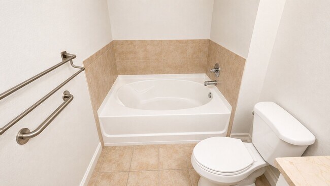 Building Photo - Annual 2/2 condo in luxury building downtown Sarasota!