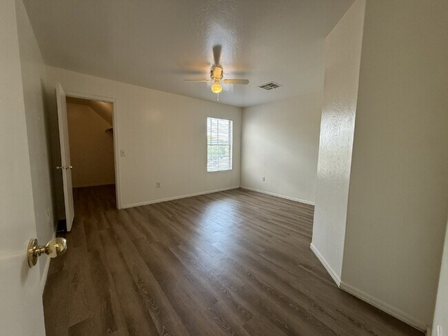 Building Photo - "Spacious 3-Bedroom Gem with 2.5 Baths in ...