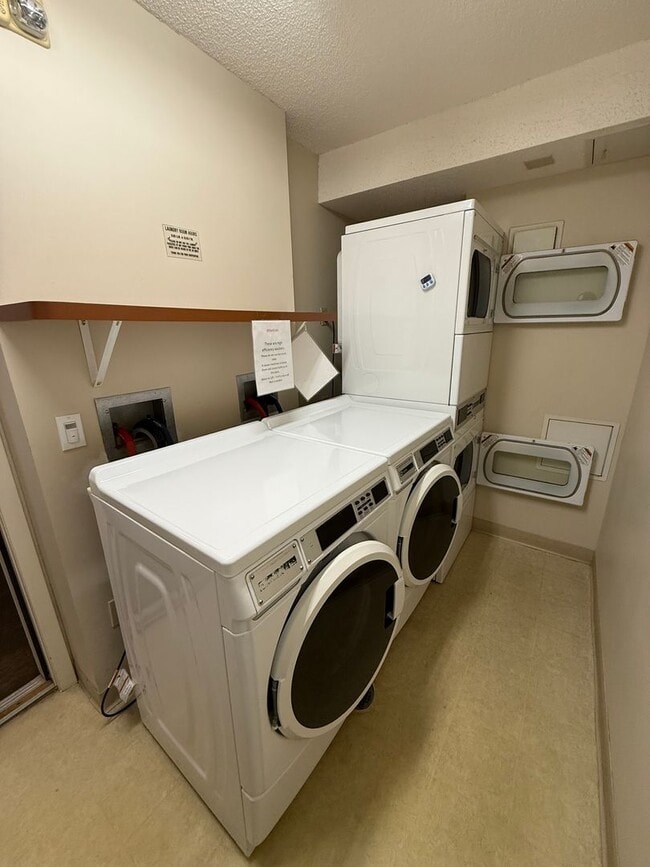 Building Photo - Modern 1 Bedroom Apartment With Stunning C...