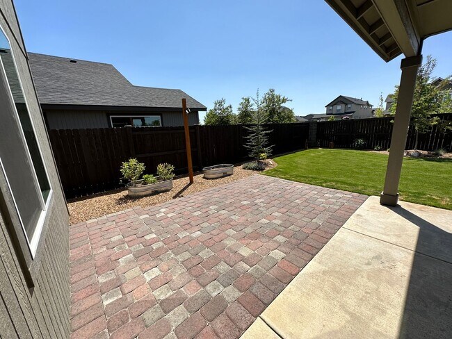 Building Photo - Charming and Modern Redmond Home: Pet-Friendly, Two-Car Garage, and More!