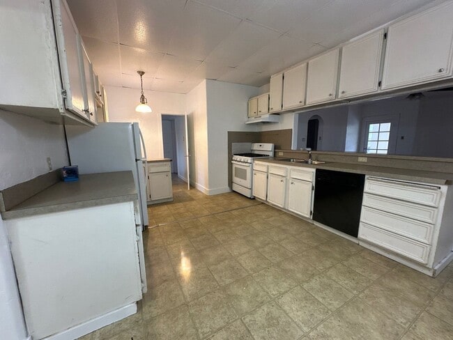 Building Photo - 1405 Canby St