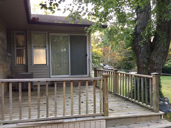Building Photo - 141 N Overhill Dr