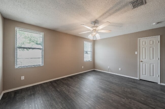 Building Photo - 3327 Clydesdale Dr