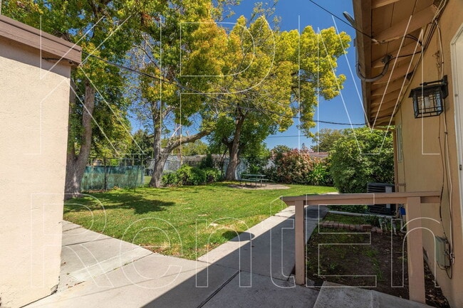 Building Photo - 443 E Robinhood Dr