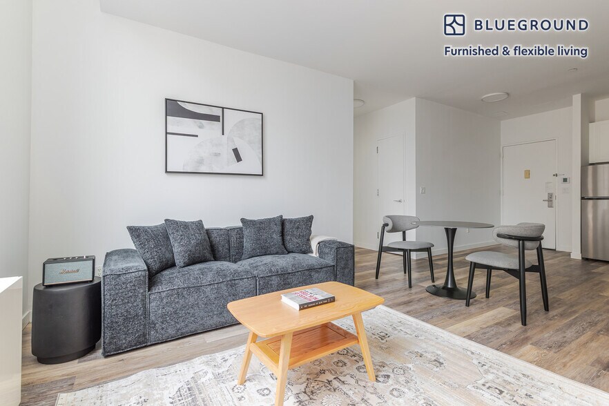 Building Photo - 556 3rd Ave