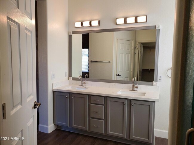 Building Photo - 2056 E Riviera Dr