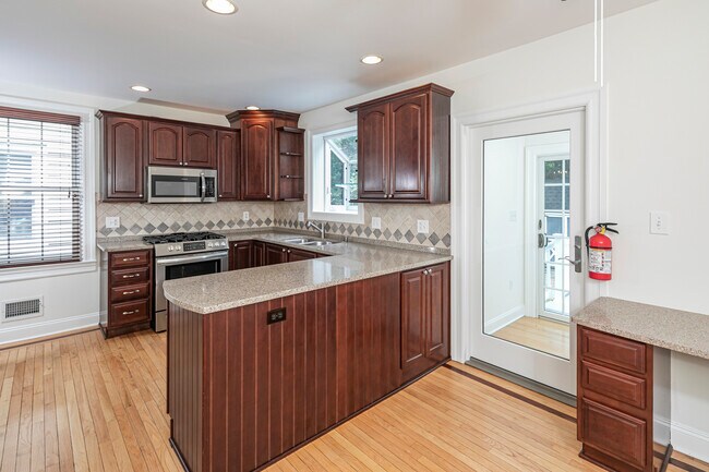 Building Photo - 35 Maple St