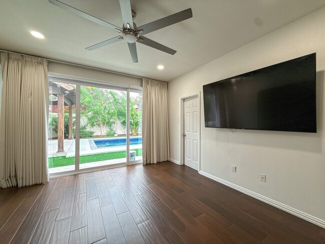 Building Photo - 3128 Rosco Dr