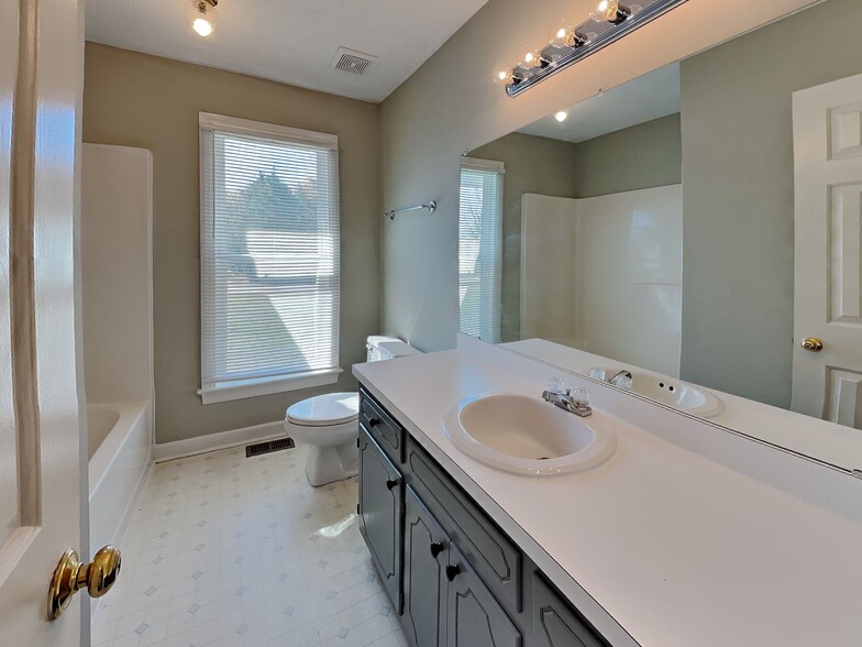 Building Photo - 3016 Lindsay Dr