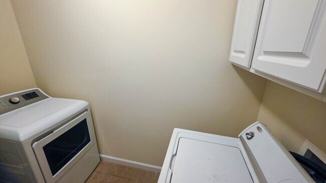 Building Photo - 5810 Longwood Dr