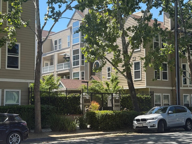 Building Photo - 415 N 2nd St