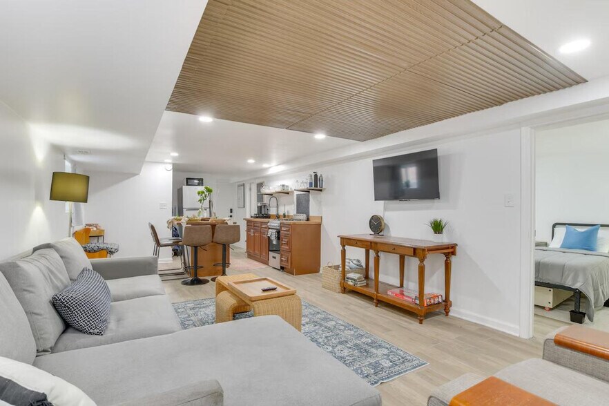 Building Photo - 4642 W Montana St