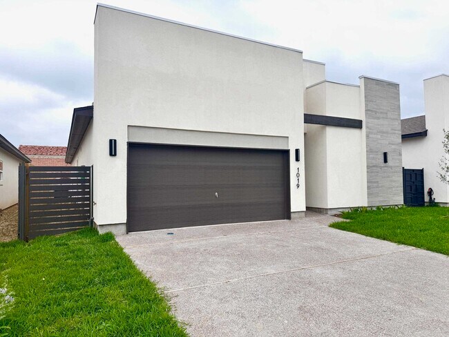 Building Photo - 1007 amezquita