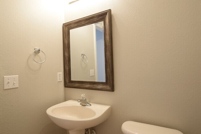 Building Photo - Four Bedroom Home at Waterford Trails in O...