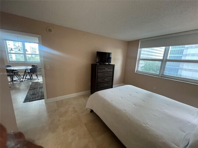 Building Photo - 1155 Brickell Bay Dr