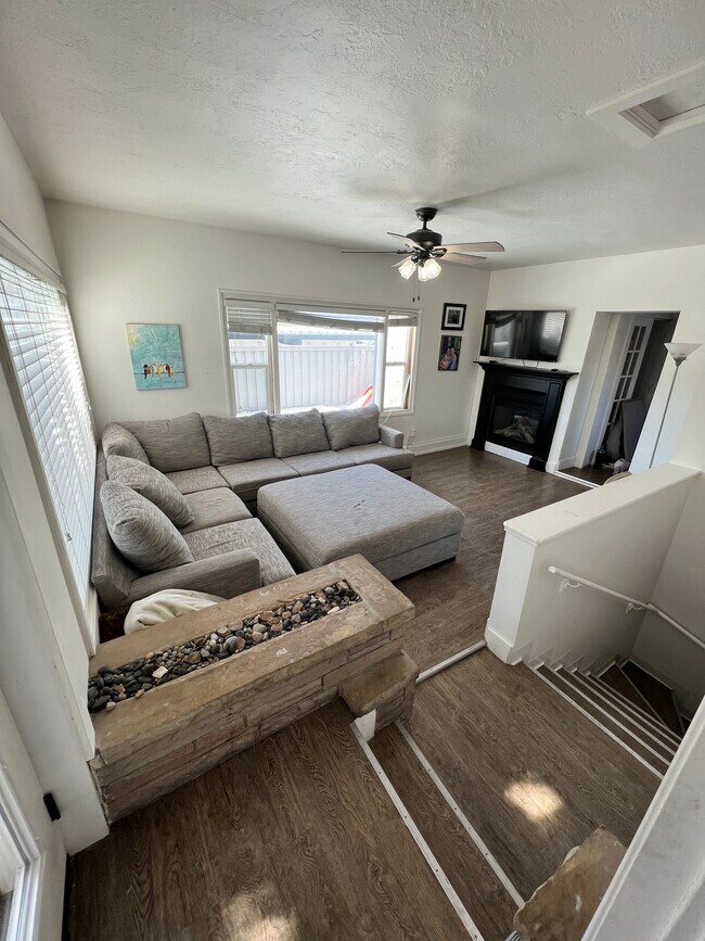 Building Photo - 1647 E Woodland Ave