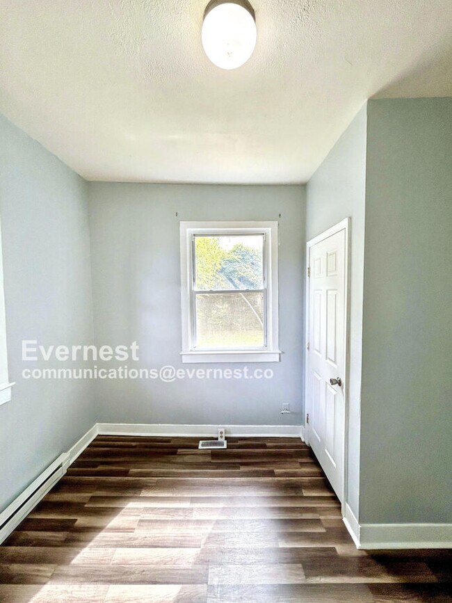 Building Photo - 3 Bed, 1 Bath Home with Modern Comforts / ...