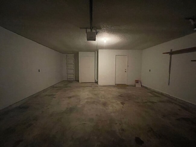 Building Photo - Beautifully Maintained Single-Level Home