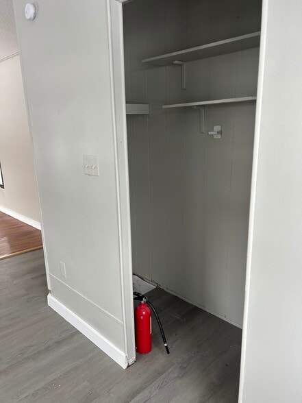 Laundry Hook up - 515 Vanzant Rd