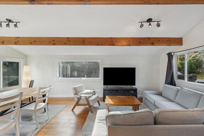 Building Photo - 2 bedroom in Seattle WA 98125